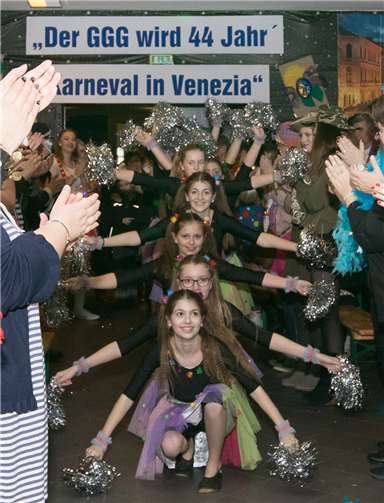 Unter großem Applaus zog die Jugendgarde ein: