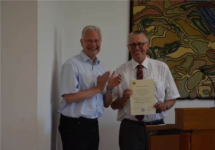 Unter großem Beifall wurde der bisherige Dritte Kreisbeigeordnete, Horst Gerheim (FWG), aus seinem Ehrenamt verabschiedet. Der Obernhofer war seit dem Jahr 2004 einer der drei Stellvertreter des Landrats. Er betonte in seinen Abschiedsworten, dass ihm das Amt des Kreisbeigeordneten immer sehr viel Freude bereitet habe und bedankte sich bei allen Kollegen und Kreistagsmitgliedern für die gute und vertrauensvolle Zusammenarbeit. Landrat Frank Puchtler dankte ihm mit herzlichen und persönlichen Worten für sein Wirken und überreichte ihm neben der Dankurkunde auch die Ehrenplakette des Kreises und ein Weinpräsent.