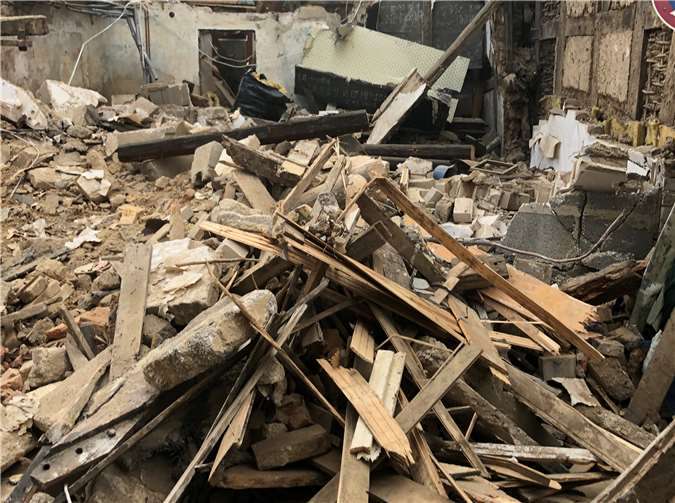 Unter großem Getöse wurde das Häuschen in seine Bestandteile zerlegt. Foto: privat