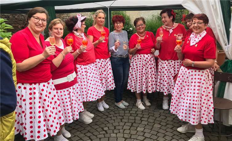 Unter großem Jubel der Anwesenden und sehr zur Freude der Tollität erfüllten die Möhnen diesen letzten Paragraphen! Foto: privat