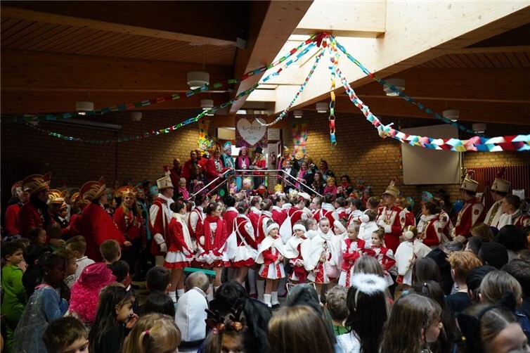 Unter großem Jubel marschierten die karnevalistischen Abordnungen in die Grundschule ein.