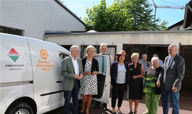 Unter großer Anteilnahme der Politik nahm Dr. Uwe Petersen den Fahrzeugschlüssel aus der Hand von Paul Fassbender entgegen. -StF-