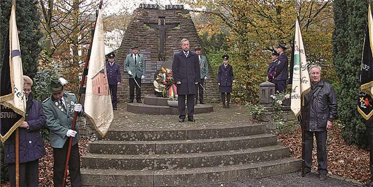 Unter großer Beteiligung der Ortsvereine fand in Westum ein Trauerzug mit anschließender Gedenkfeier statt.