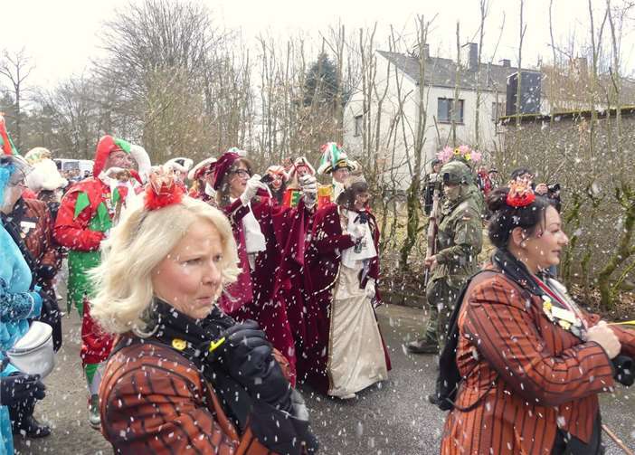 Unter heftigem Konfettibeschuss dringen die kampferprobten Mayener Narren vor un...
