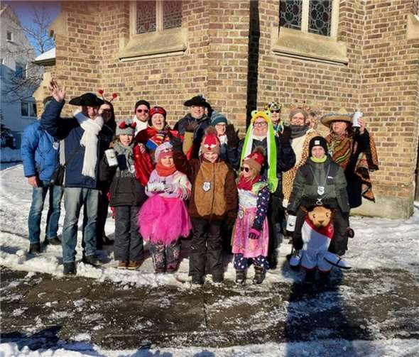 Unter ihrem Sessionsmotto „25 Johr jeck im Veedel“ ziehen die Merler Karnevalisten auch in diesem Jahr wieder mit der Sammelbüchse los, um für den Karnevalszug in Merl, am Karnevalssamstag, den 01.03.2025, zu „kötten“. Foto: privat