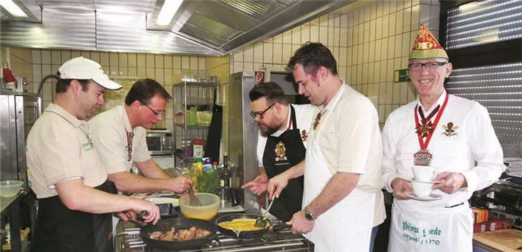 Unter karnevalistischer Aufsicht wird das Prinzengardefrühstück hergerichtet. privat