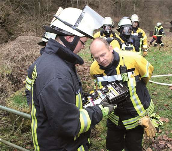 Unter kritischen Blicken absolvierten die Feuerwehrmänner die ihnen gestellten Aufgaben