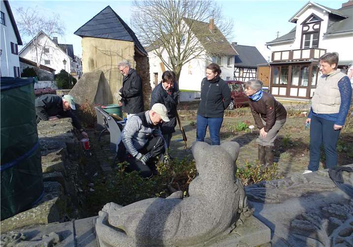 Unter kundiger Anleitung und mit dem entsprechenden Handwerkszeug ausgerüstet, lernten alle, die Rosen zu schneiden. Foto: privat