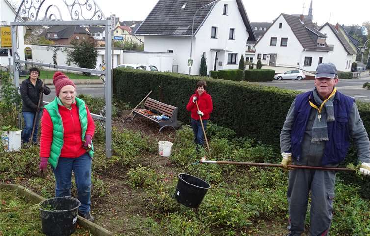 Unter kundiger Anleitung wurden die Rosen auf den Winter vorbereitet.Foto: privat
