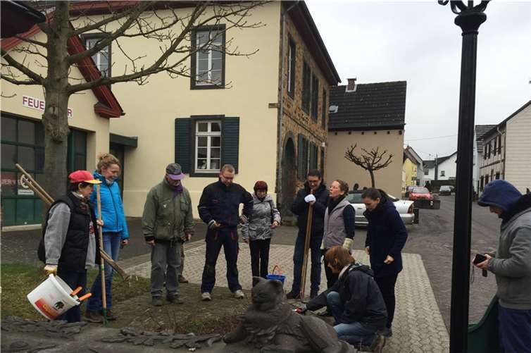 Unter kundiger Anleitung wurden die Rosen und Beete hergerichtet. privat