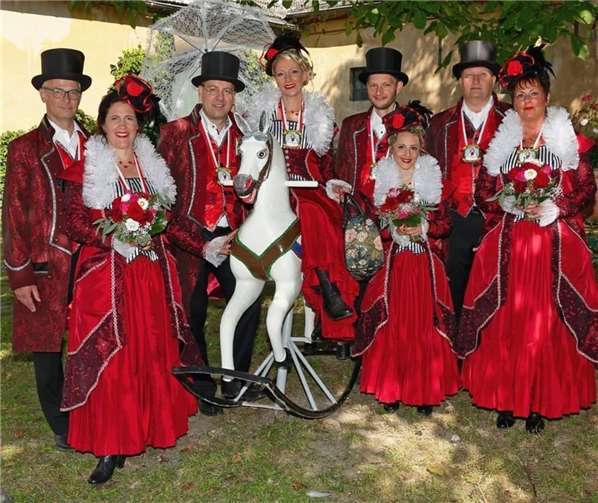 Unter lauten Helau- und „Ömmer-parat“-Rufen intronisierte der 1. Möhnenverein Heimbach 1935 e.V. nach einjähriger Wartezeit die neue Obermöhn Danni und ihr Gefolge.Fotos: privat