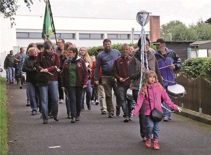 Unter musikalischer Begleitung vom Tambourcorps Adler werden die Majestäten durch den Ort gefahren. SES