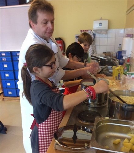 Unter professioneller Anleitung von Herrn Lanz bereiteten die Kinder gemeinsam Schupfnudeln.privat