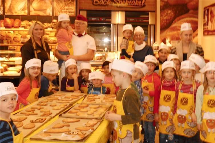 Unter professioneller Aufsicht formten die Plätzchen-Picassos fantasievolle Gebäckstücke. privat