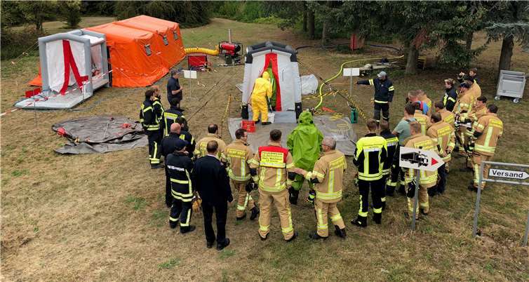 Unter realistischen Bedingungen wurde der Betrieb von unterschiedlichen Dekontaminationsanlagen geprobt. privat