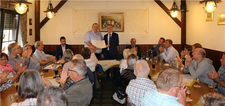 Unter reger Beteiligung ernannte Bürgermeister Andreas Geron Mario Wettlaufer zum Ortsvorsteher von Westum. Links neben Wettlaufer der Büroleiter Christian Weidenbach, rechts neben Andreas Geron der bisherige Ortsvorsteher Wolfgang Kistner.Foto: Friedsam