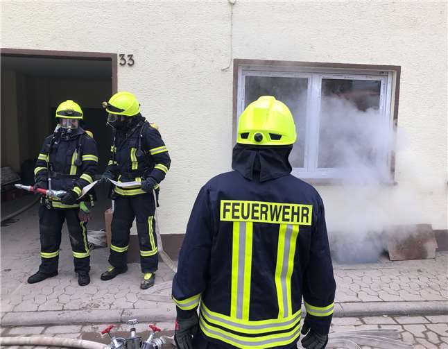 Unter schwerem Atemschutz absolvierten die Kameraden der Feuerwehr Dieblich die Übung zum Kellerbrand.Fotos: Feuerwehr Dieblich