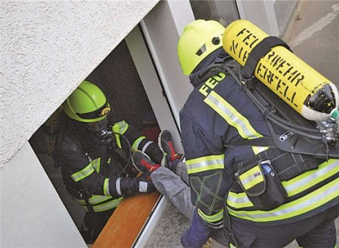 Unter schwerem Atemschutz drang die Feuerwehr in das Gebäude ein. Nina Kruck