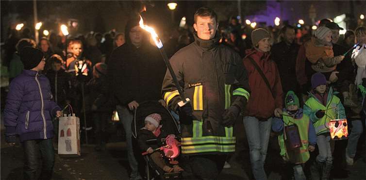 Unter sicherem Geleit der Feuerwehr ging es zum Martinsfeuer.