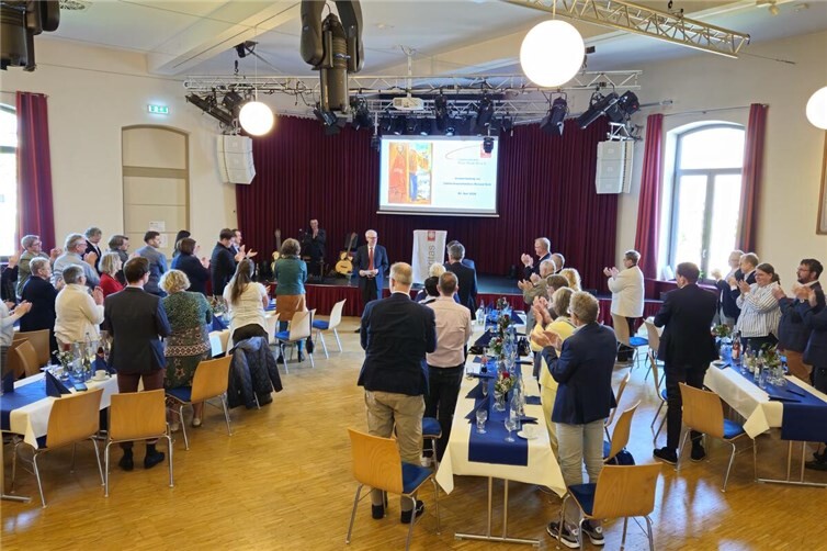 Unter stehendem Applaus wurde Richard Stahl gewürdigt und verabschiedet.