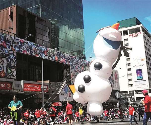 Unter strahlend blauem Himmel fand die Santa Parade in Auckland City statt. privat