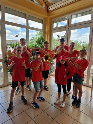 Unter strahlendem Sonnenschein, der fröhliche Gesichter hervorbrachte, erfüllten die jungen Musiker die Veranstaltung mit ihren mitreißenden Melodien und ernteten dafür viel Applaus von den begeisterten Gästen. Foto: privat