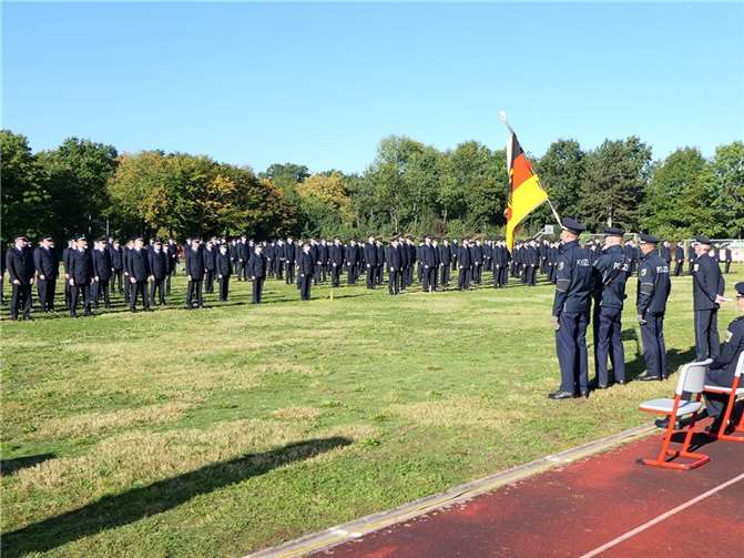 Unter strikter Einhaltung des Infektionsschutzkonzepts wurde der Diensteid durch die neuen Polizeibeamtinnen und Polizeibeamten geleistet. .Fotos: privat