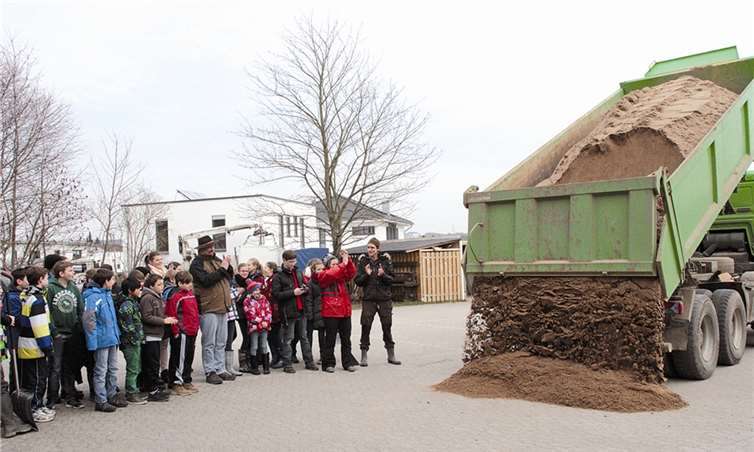 Unter tosendem Applaus lud der Lkw den Sand ab.  AND