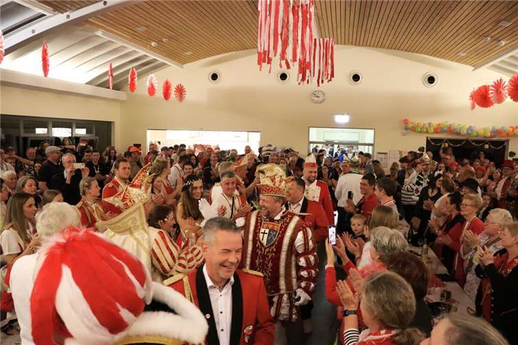 Unter tosendem Applaus zog der designierte Prinz Andy mit seinen Adjutanten Peter Ockenfels (vorne) und Lothar Bonn (hinten) in den Erpeler Narrentempel ein.
