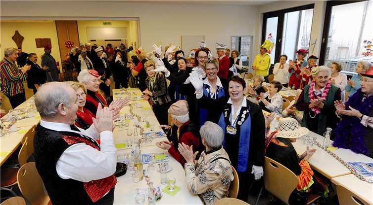 Unter tosendem Applaus zog die KG Blau-Weiss Schinnebröder Bad Neuenahr in das Sängerheim ein.FIX