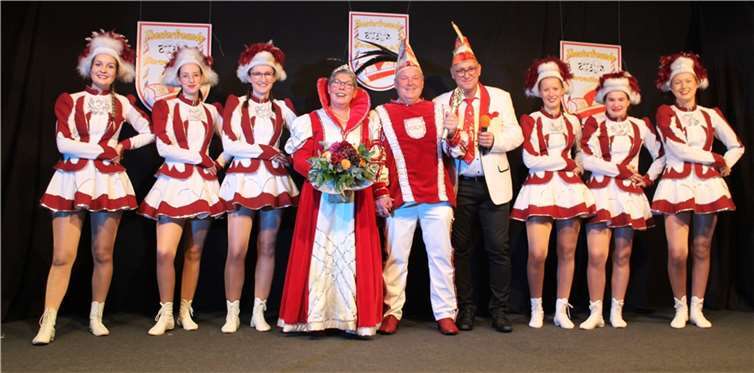 Unter tosendem Beifall und mit dem traditionellen Einzugslied „Ein treuer Husar“ sowie der Prinzengarde und den Funken zog das Prinzenpaar Norbert I. und Monika II. (Ehepaar Cläsgens aus Barweiler) auf die Bühne. Foto: privat