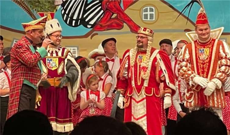 Unter viel Applaus zog das „erste Wehrer Dreigestirn“ Prinz Andy I (Paulissen), Jungfrau Björnadett (Reinhard), Bauer Michael (Beck) mit ihrem großen Hofstaat in die Halle ein.  Foto: privat