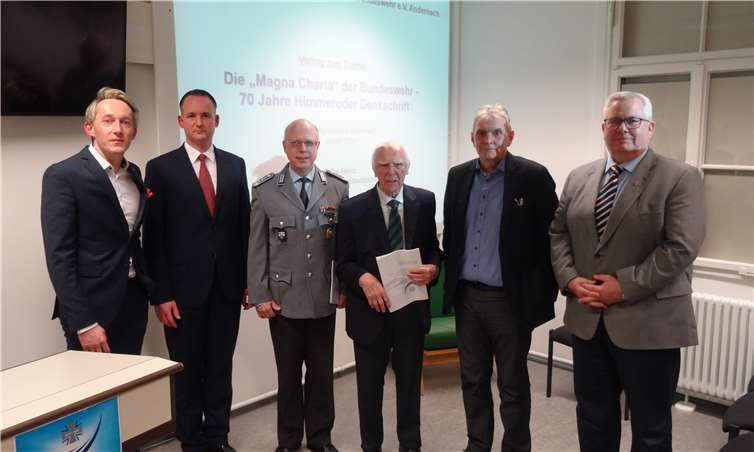 Unter vielen Besuchern konnte der Vorsitzende des Förderverein Wiege der Bundeswehr Andernach e.V. Oberst a.D. Fanz-Josef Dirksen (r) begrüßen: (v.l.n.r) MdL Marc Ruland, Dr. Falko Heinz, OArzt Dr. Richter, den Zeitzeugen Generalmajor a. D. Anton Steer und Bürgermeister Klaus Peitz,Foto: privat