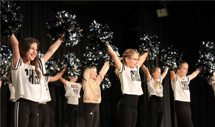 Unteranderem sorgte die Cheerleader-AG mit ihren tänzerischen Darbietungen für einen gelungenen Auftakt. Foto: privat