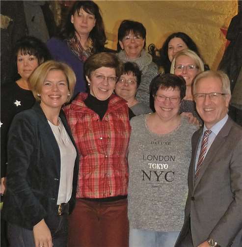 Untere Reihe (v.l.n.r.): Julia Klöckner mit Öbermöhn Heidi, Möhnerich Konni , MdL Josef Dötsch gemeinsam mit den Mitgliedern des Hoofstaates.privat