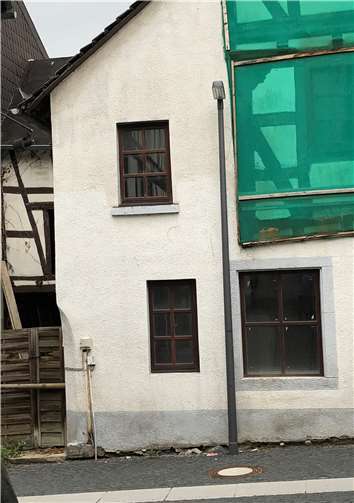 Unterhalb der Alten Kellerei befindet sich ein baufälliger Schuppen (li.), der jetzt zusammen mit weiteren Anbauten abgerissen wird. Ziel ist es, die historische Bausubstanz freizulegen.privat