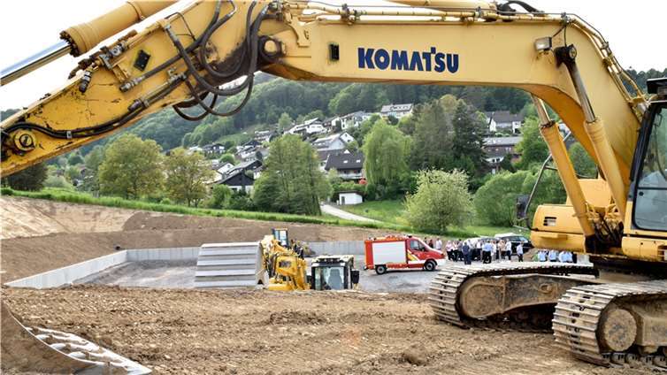 Unterhalb von Reuschenbach entsteht an der Kreisstraße 4 das neue Feuerwehrhaus.