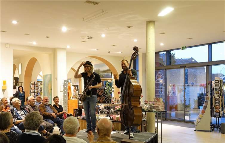 Unterhaltsam und witzig führten Hanns Höhn und Thomas Bethmann das Publikum durch den Spätsommerabend.  E.T. Müller