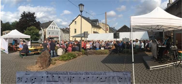 Unterhaltsame Stunden bot der Männerchor Nickenich den vielen Besuchern beim Kirmesfrühschoppen.privat