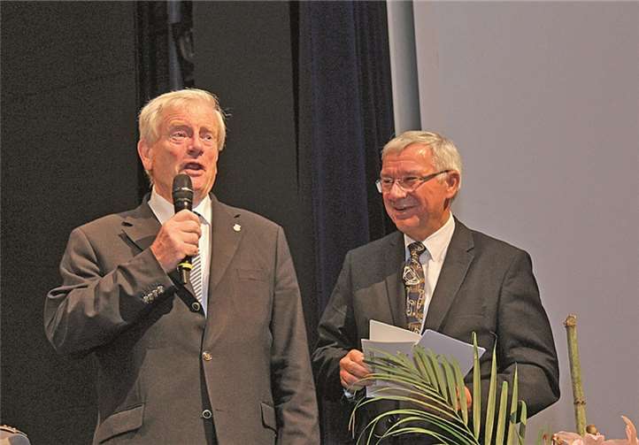 Unterhaltsames Moderatorenpaar des Volksliedernachmittages: Manfred Gniffke (l.) und OB Hofmann-Göttig