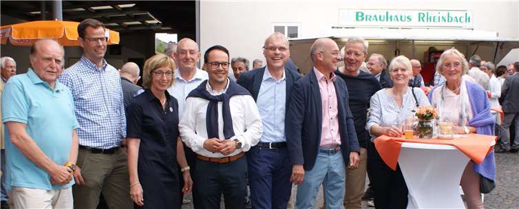 Unterhielten sich gut beim Fest der CDU Meckenheim: Dieter Sosalla, Dr. Torsten Bieber, Katja Kröger, Raimund Schink, Joachim Kühlwetter, Oliver Krauß, Bürgermeister Bert Spilles, Dr. Norbert Röttgen (v.l.).  CDU Meckenheim