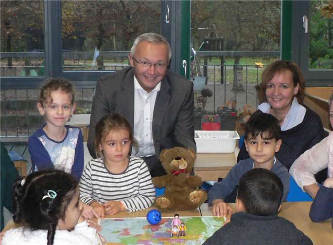 „Unterm Strich bedeutet die Kita-Novelle eine deutlich größere finanzielle Belastung für den Landkreis und die Kommunen. Und Praxistauglichkeit sieht anders aus“, zieht Landrat Achim Hallerbach (hier beim Besuch einer Kita im Kreis Neuwied) sein Fazit.Kreisverwaltung Neuwied
