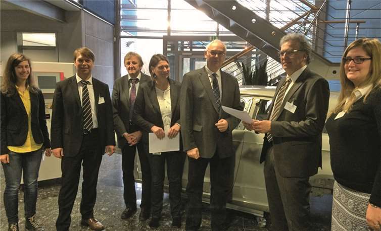 Unternehmens- und Schulleitung haben die künftige Zusammenarbeit mit einer feierlichen Urkundenübergabe besiegelt. IHK-KO