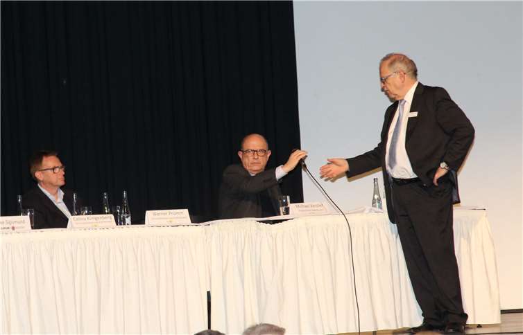 Unternehmensberater Ulrich Eggertmoderierte die lebhafte Diskussion. Fotos: GM