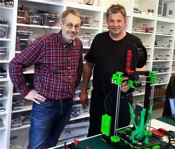 Unternehmensgründer Dr. Wolfgang Schadow (li.) und WGR-Ortsvorsteherkandidat Holger Kowalewski (re.) diskutieren über das Druckergebnis der im Vordergrund stehenden grünen Drachen-Figur.Foto: privat