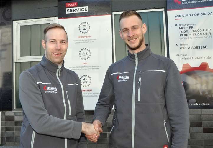 Unternehmer Christoph Dohle (li.) begrüßt seinen neuen Mitarbeiter Markus Dietz in seiner Mayener Kfz-Meisterwerkstatt. Foto: BS