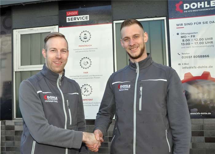 Unternehmer Christoph Dohle (links) begrüßt seinen neuen Mitarbeiter, Markus Dietz, in seiner Mayener KfZ-Meisterwerkstatt. Foto: -BS-