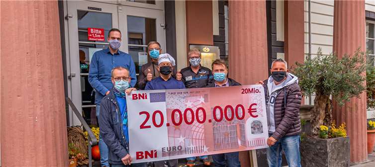 Unternehmer aus Neuwied durchbrechen die 20 Millionen-Euro-Marke.(v.l.) Leo Diederichs (Schatzmeister), Stephan Siegel (Partnerdirektor), Giuseppe Leonardi (Netzwerker des Monats), Thomas Elzer (Gebietsdirektor und Mitgliederkoordinator), Peter Blum (BNI-Geschäftsführer), Dietmar Siemeister (Netzwerker des Monats) und Uwe Lederer (Chapterdirektor). Foto: Rudi Mertens.