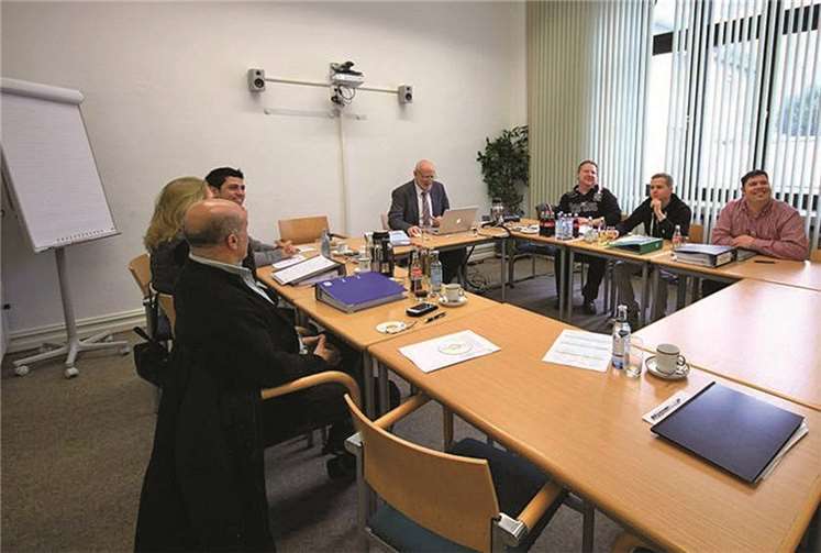 Unternehmer in der Schule: In kleinen Klassen lassen sich Detailfragen klären. KV-AW