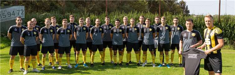 Unternehmersohn Niklas Schüller (2. v.r.), selbst Spieler der GSG, übergab die neuen Aufwärmshirts an GSG Kapitän Daniel Schäfer (1. v.r.). Foto: Andreas Thun